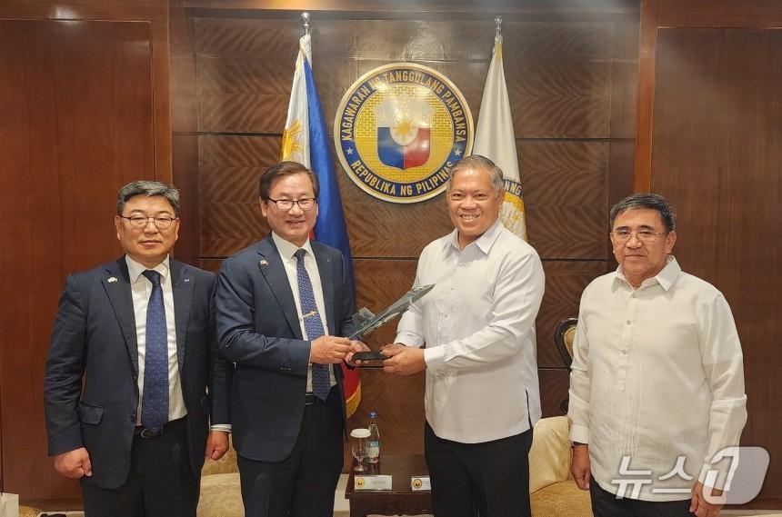 본문 이미지 - 사진 왼쪽부터 KAI 최종원 전략본부장, KAI 강구영 사장, 필리핀 미손 획득 차관, 호나산 회득차관보.&#40;KAI 제공&#41;