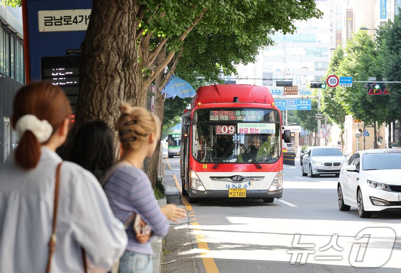 광주시가 내년 10월 시내버스 노선 개편을 추진한다. 광주 동구 금남로 일대에서 시민들이 버스를 기다리는 모습 자료사진./뉴스1 