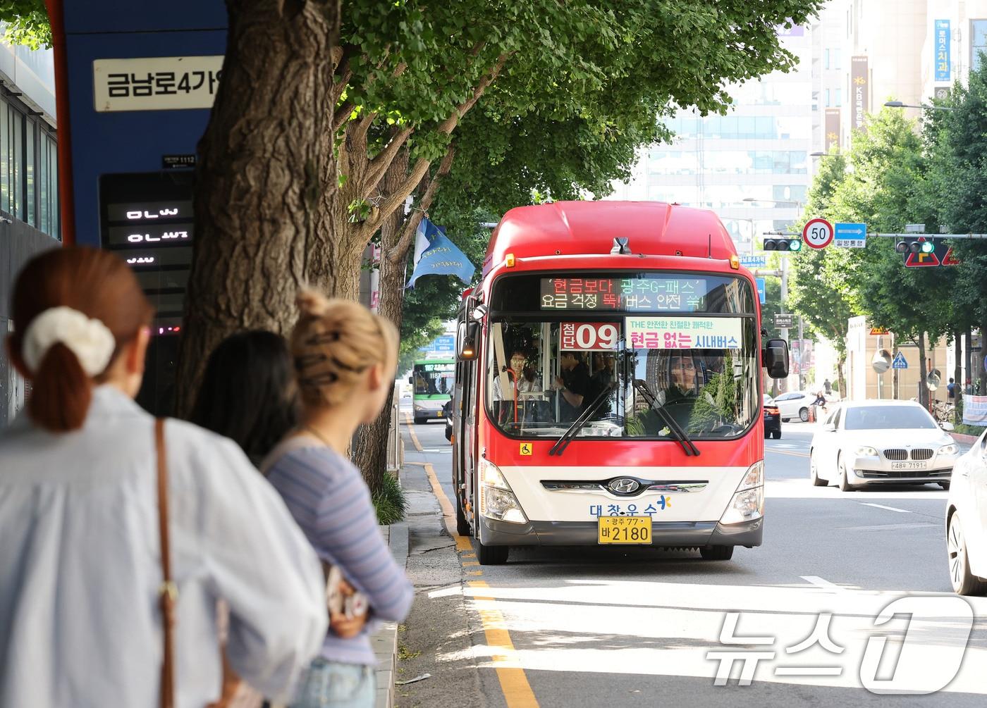 본문 이미지 - 광주 시내버스 노사의 임금·단체협약 교섭이 결렬돼 파업이 시작된 5일 오전 광주 동구 금남로 일대에서 시민들이 버스를 기다리고 있다. 2025.6.5/뉴스1 ⓒ News1 박지현 기자