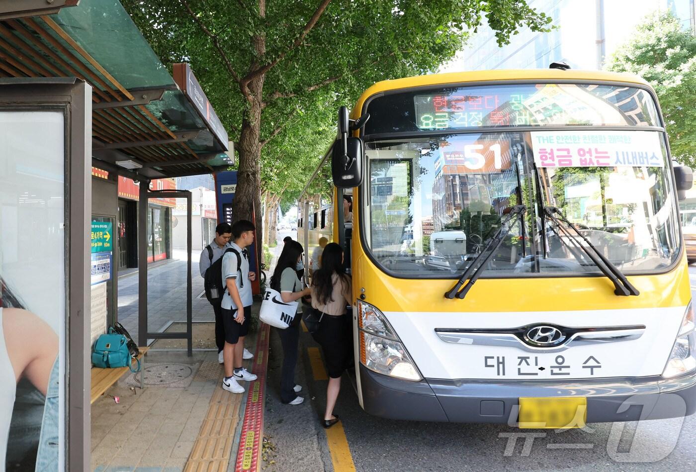 광주 시내버스 노사의 임금·단체협약 교섭이 결렬돼 파업이 시작된 5일 오전 광주 동구 금남로4가역이 평소보다 한산한 모습을 보이고 있다. 2025.6.5/뉴스1 ⓒ News1 박지현 기자