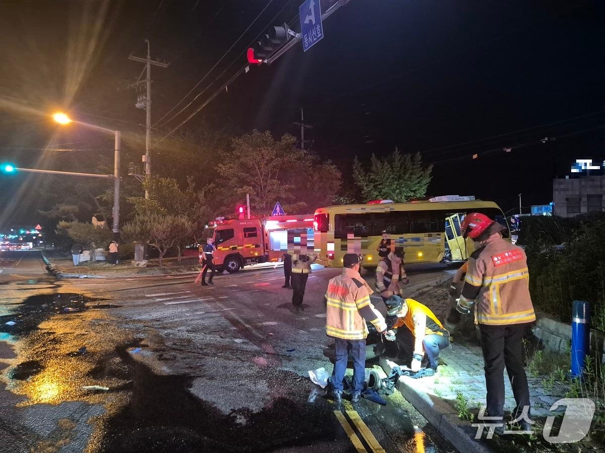 본문 이미지 - 천안 성거읍 교통사고 현장. (천안서북소방서 제공, 재판매 및 DB금지) / 뉴스1 