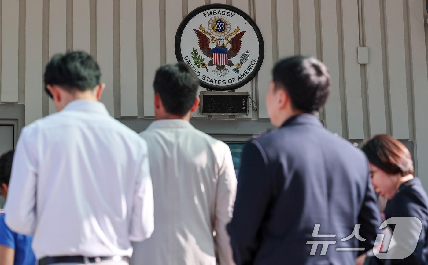 6월 5일 오전 서울 종로구 주한미국대사관 앞에 미국 비자를 발급 받으려는 시민들이 줄 지어 서 있다. 2025.6.5/뉴스1 ⓒ News1 김성진 기자