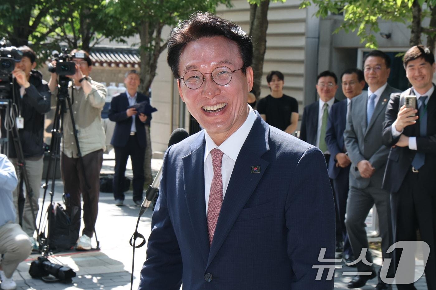 김민석 국무총리 후보자가 5일 서울 종로구 통의동 금융감독연수원에 마련된 인사청문회 준비 사무실로 첫 출근을 하며 취재진 질문에 답하고 있다. 2025.6.5/뉴스1 ⓒ News1 임세영 기자