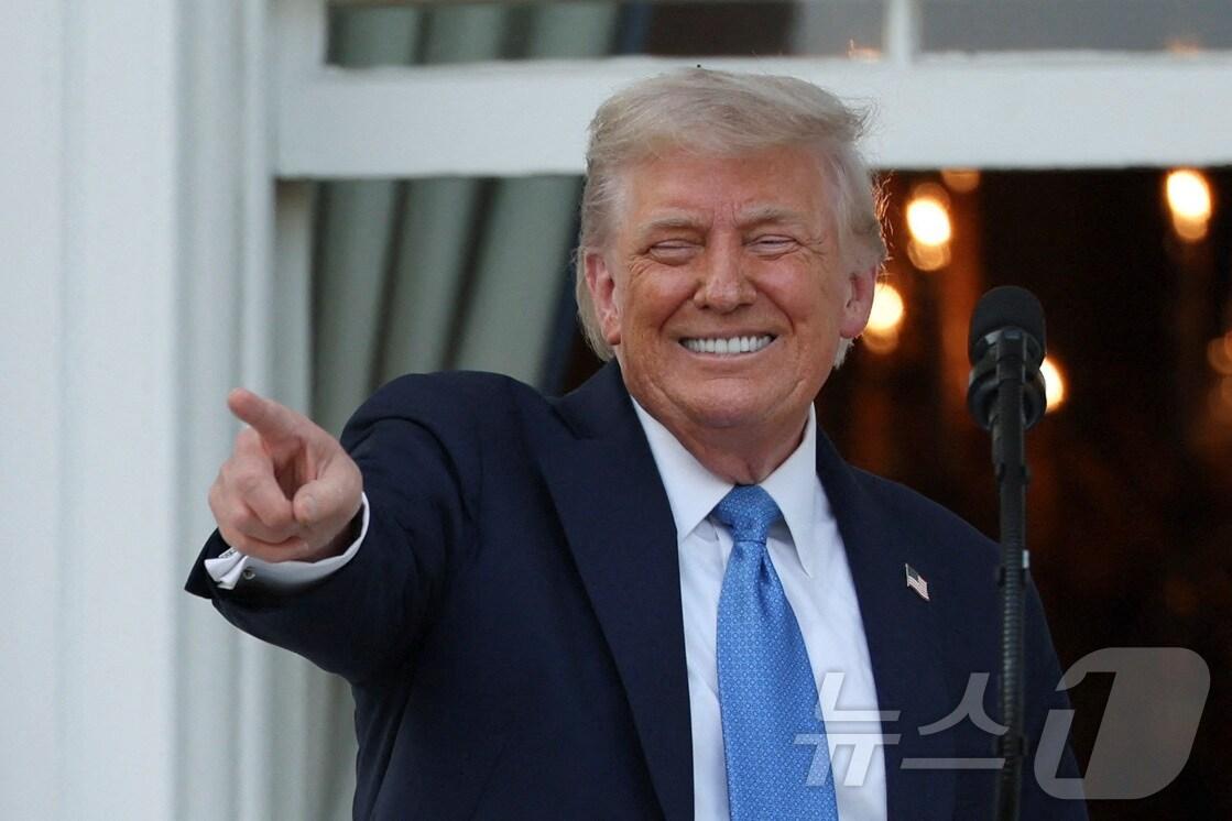 본문 이미지 - 도널드 트럼프 미국 대통령이 4일(현지시간) 미국 워싱턴 D.C. 백악관에서 손짓하는 모습.ⓒ 로이터=뉴스1