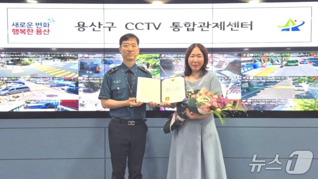 본문 이미지 - 용산구CCTV통합관제센터 이지연 관제요원(오른쪽)이 실시간 관제를 통해 수배자를 검거하는 데 일조한 공로로 용산경찰서로부터 감사장을 받았다.(용산구청 제공)