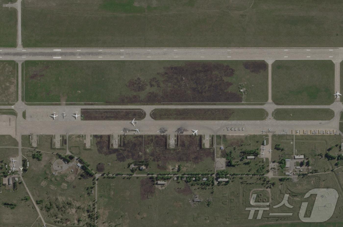 우크라이나가 6월 1일 러시아 공군기지의 전략폭격기를 겨냥한 드론 공격인 '거미줄 작전'을 감행한 후인 6월 4일 찍힌 위성사진. 러시아 이르쿠츠크 지역 스텝노이 근처 벨라야 공군 기지에 파괴된 군용 항공기들이 보인다. 2025.6.4 ⓒ 로이터=뉴스1 ⓒ News1 강민경 기자