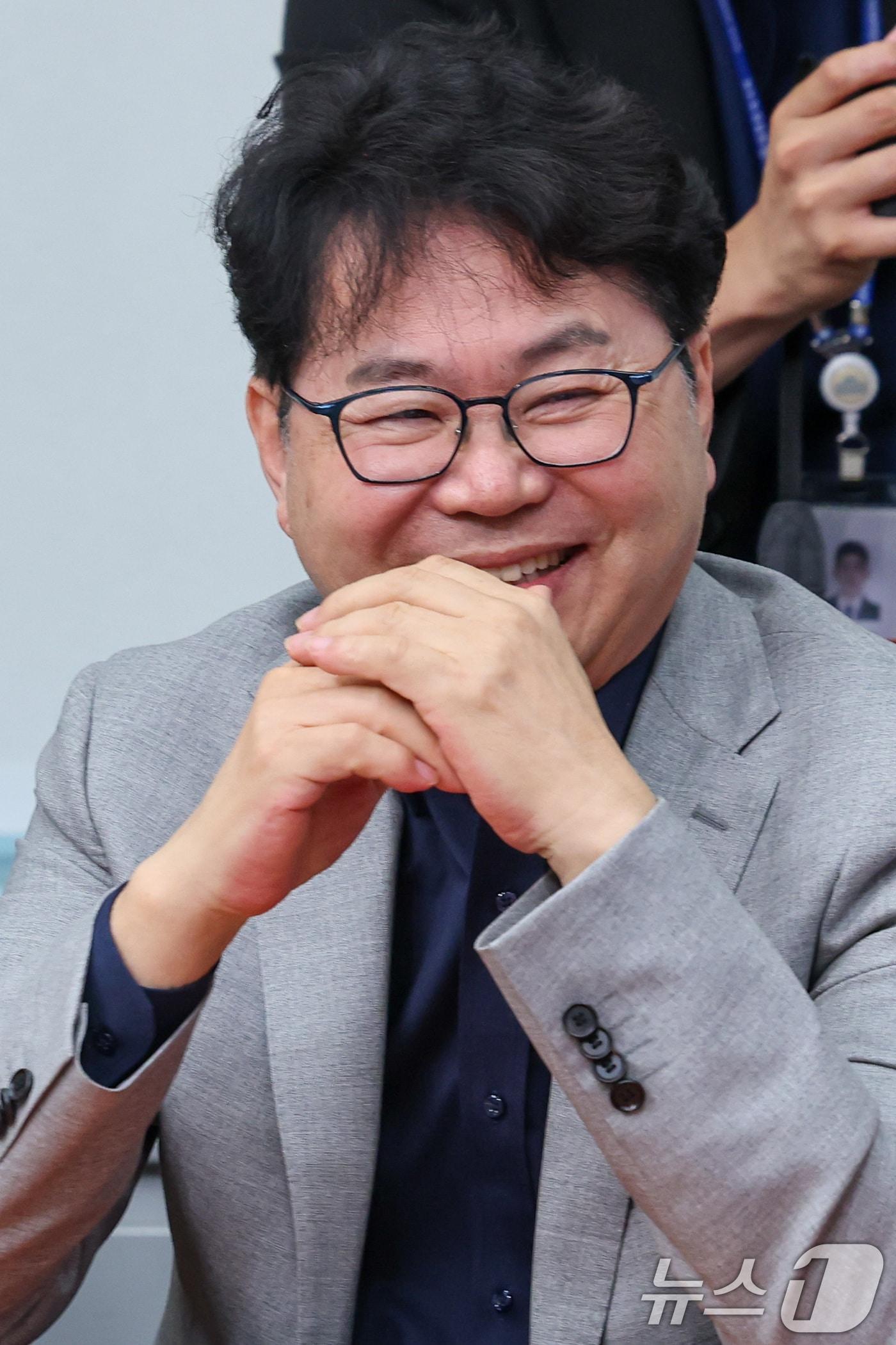 본문 이미지 - 이한주 국정기획위원장이 5일 오전 서울 여의도 국회에서 열린 더불어민주당 최고위원회의에 참석해 미소짓고 있다. 2025.6.5/뉴스1 ⓒ News1 안은나 기자