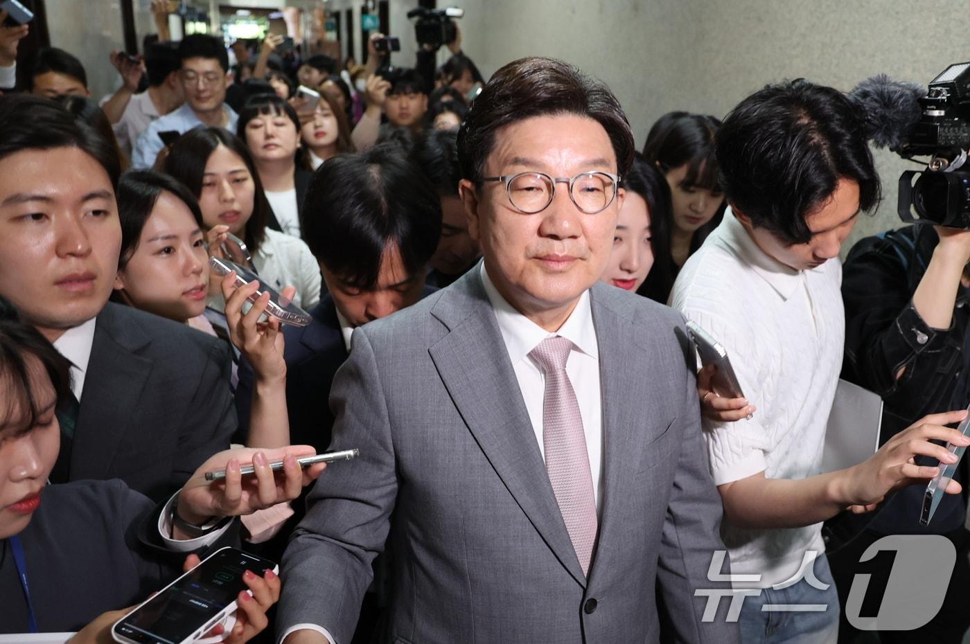 권성동 국민의힘 원내대표가 5일 서울 여의도 국회에서 열린 비공개 비상대책위원회의를 마친 후 원내대표실로 이동하고 있다. 2025.6.5/뉴스1 ⓒ News1 이재명 기자