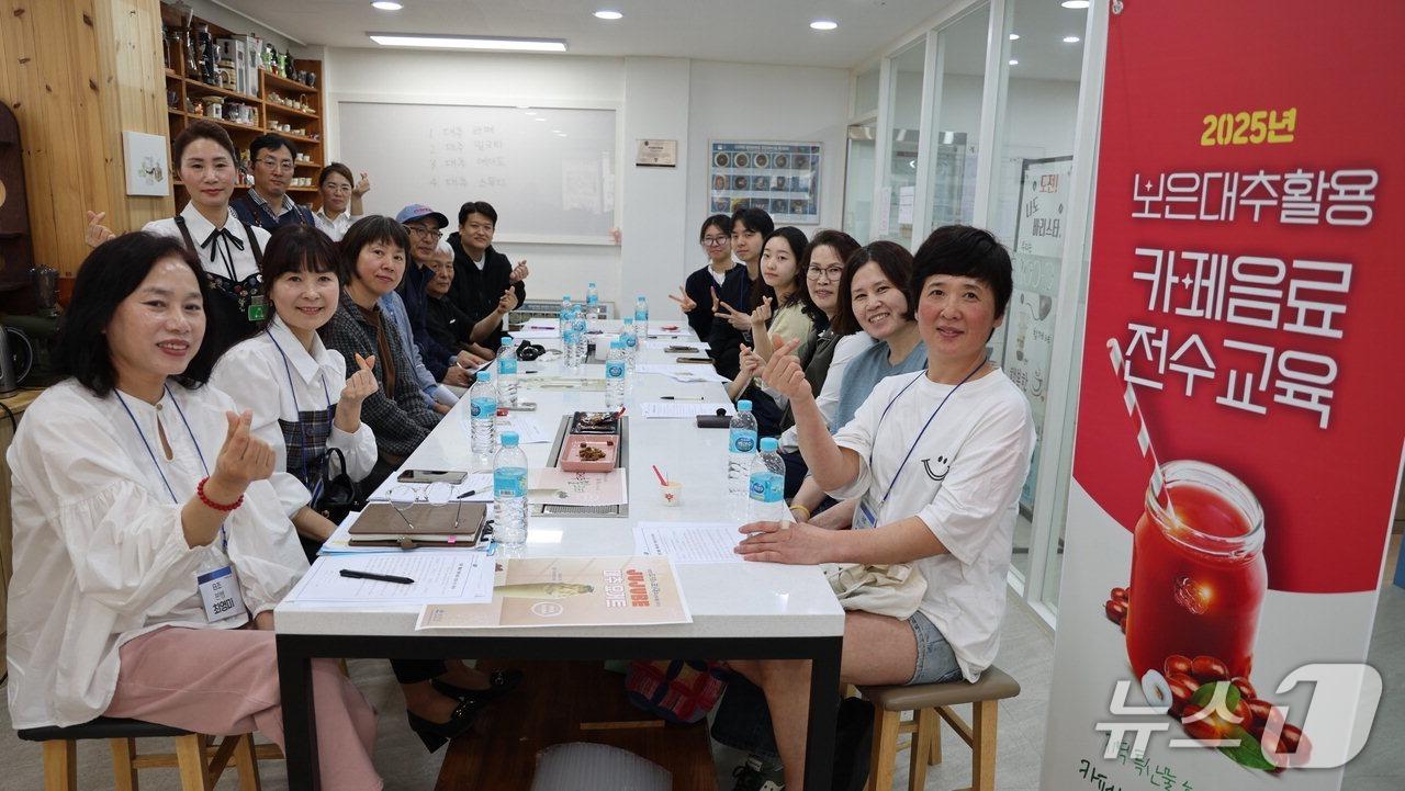 본문 이미지 - 보은대추 활용 카페음료 전수교육 장면 (보은군 제공. 재판매 및 DB금지) /뉴스1 