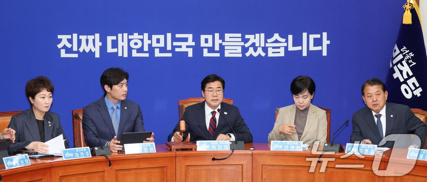 박찬대 더불어민주당 대표 직무대행 겸 원내대표가 5일 오전 서울 여의도 국회에서 열린 최고위원회의에 참석해 개의를 선언하고 있다. 2025.6.5/뉴스1 ⓒ News1 안은나 기자