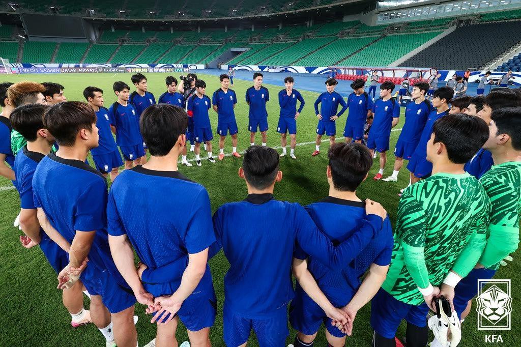본문 이미지 -  이라크 바스라 국제경기장에서 마지막 훈련을 마친 축구대표팀&#40;대한축구협회 제공&#41;