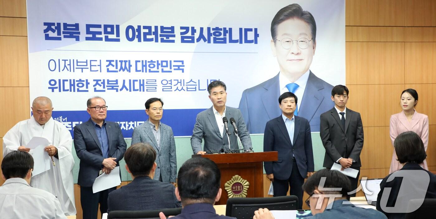 이원택 더불어민주당 전북특별자치도당 총괄상임선거대책위원책을 비롯한 선대위 관계자들이 5일 전북 전주시 전북도의회에서 이재명 대통령 당선 기자회견을 열고 질의에 답변을 하고 있다. 2025.6.5/뉴스1 ⓒ News1 유경석 기자