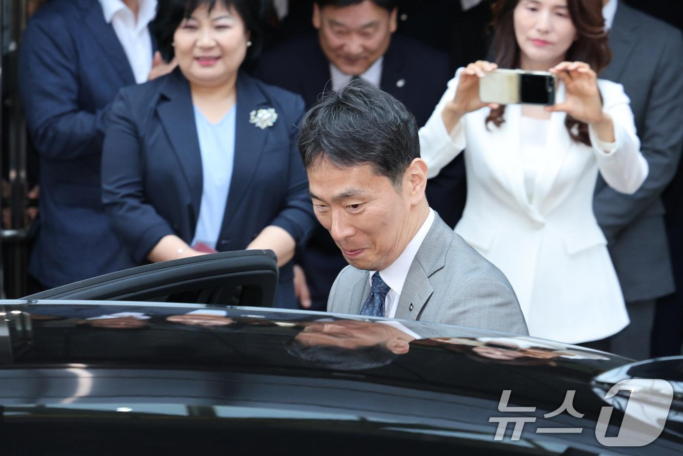 본문 이미지 - 이복현 당시 금융감독원장이 5일 오전 서울 여의도 금융감독원에서 열린 자신의 퇴임식을 마친 후 금융감독원을 나서고 있다. 2025.6.5 ⓒ 뉴스1 신웅수 기자