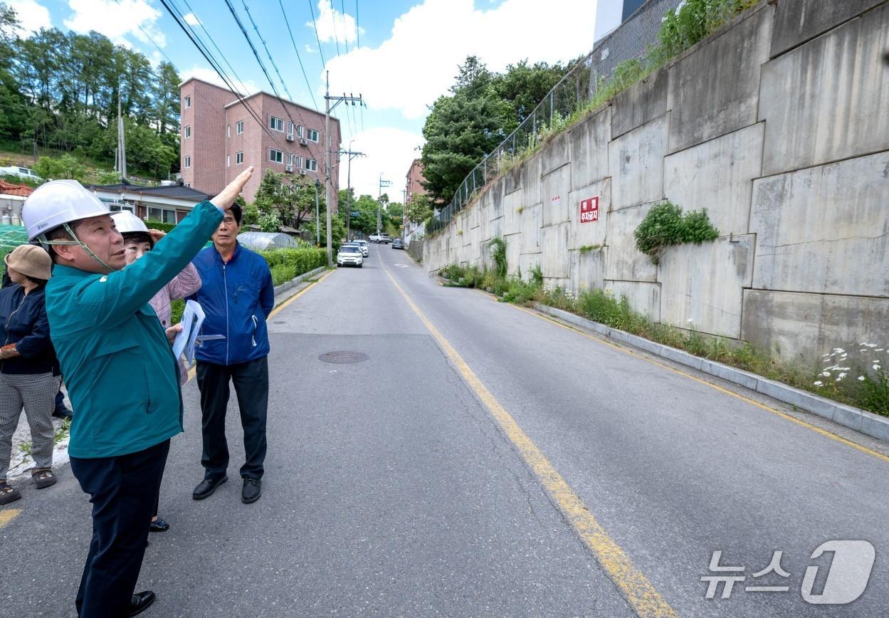 본문 이미지 -  김창규 제천시장이 지난 4일 직접 청전현대아파트를 찾아 현장 상황을 점검하고 있다.(제천시 제공. 재판매 및 DB금지) /뉴스1