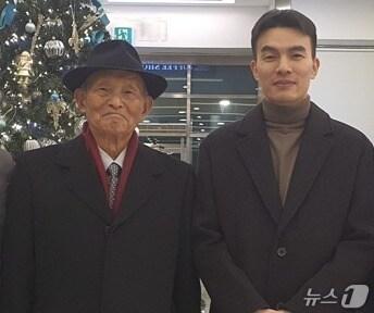 본문 이미지 - 김두만 장군과 강병준 소령. (공군 제공)