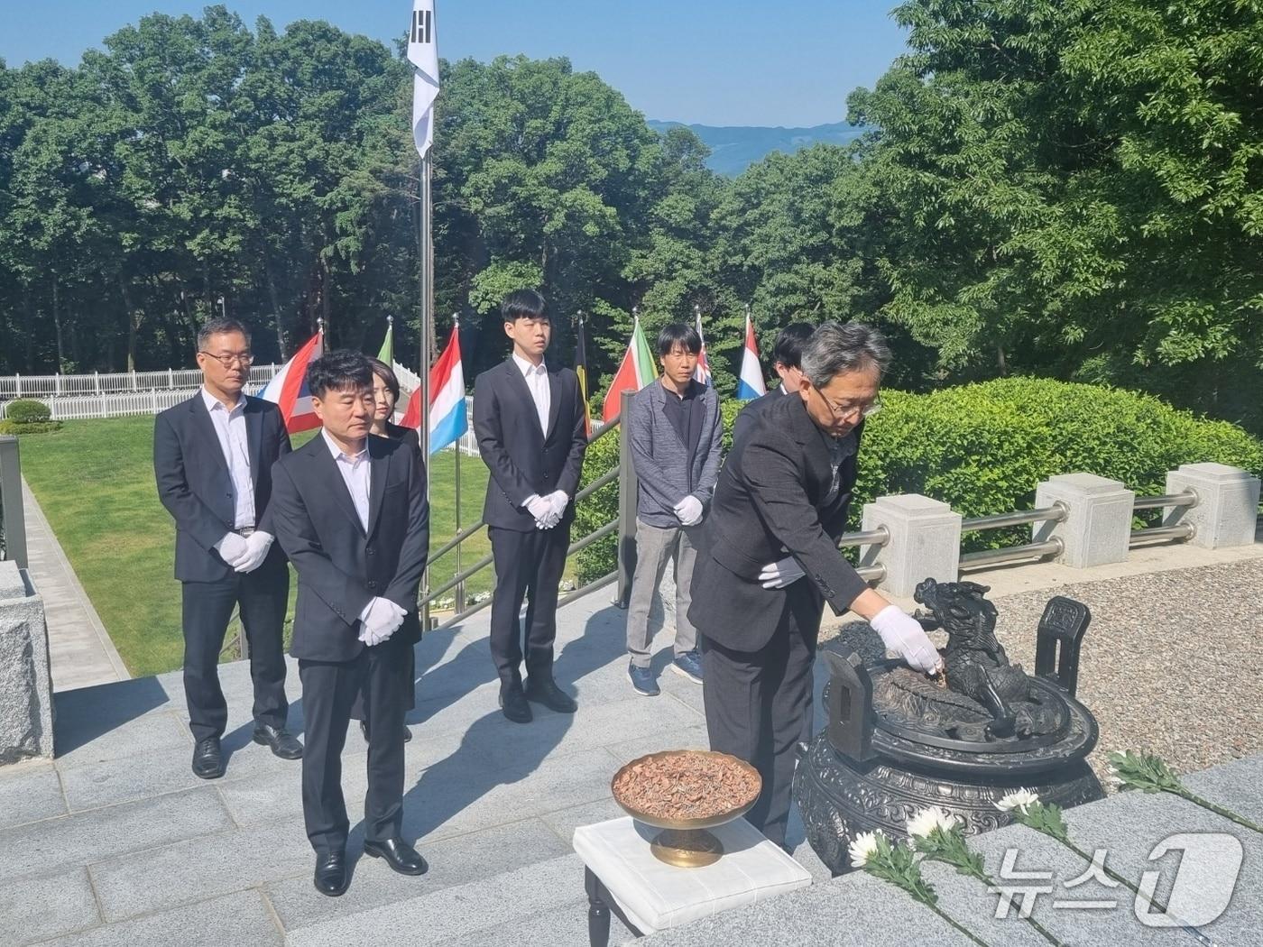 본문 이미지 - 이경원 강원조달청장은 제70회 현충일을 앞둔 5일 춘천 우두산 소재 충렬탑을 찾아 참배했다.(강원조달청 제공. 재판매 및 DB금지)/뉴스1