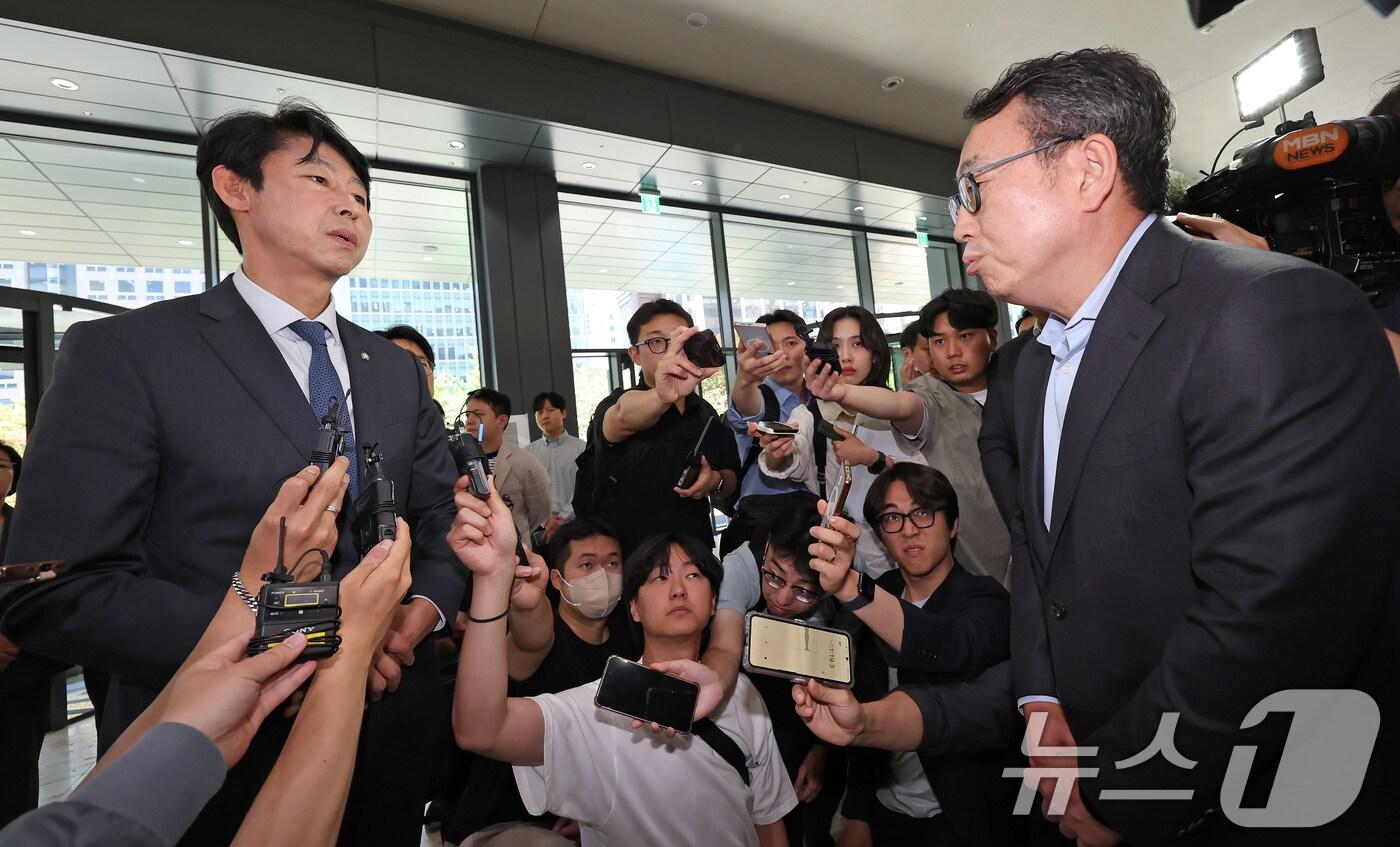 국회 과방위 소속 이훈기 더불어민주당 의원이 5일 서울 종로구 SK 서린빌딩 로비에서 유영상 SKT 사장과 대화하고 있다. 2025.6.5/뉴스1 ⓒ News1 장수영 기자
