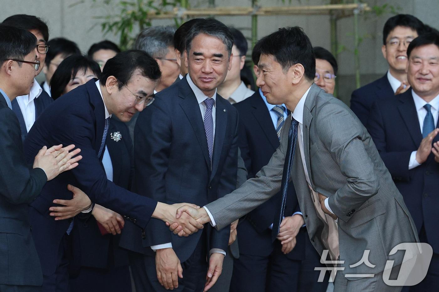 이복현 금융감독원장이 5일 오전 서울 여의도 금융감독원에서 열린 자신의 퇴임식을 마친 후 직원들과 인사하고 있다. 2025.6.5/뉴스1 ⓒ News1 신웅수 기자