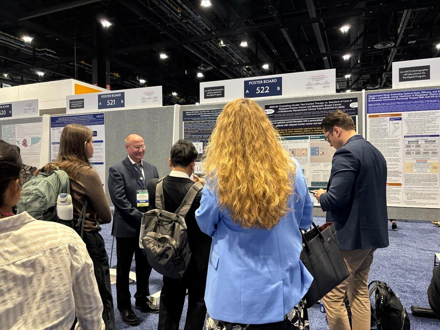 본문 이미지 - 지난 1일&#40;현지시간&#41; 미국 시카고에서 개최된 미국임상종양학회&#40;ASCO&#41; 2025에서 펜실베니아대학교&#40;유펜&#41; 펄먼 의과대학의 야노스 타니이 교수가 ‘진행 중 임상&#40;Trials in Progress&#41;&#39; 포스터 발표를 했다. &#40;HLB이노베이션 제공&#41;