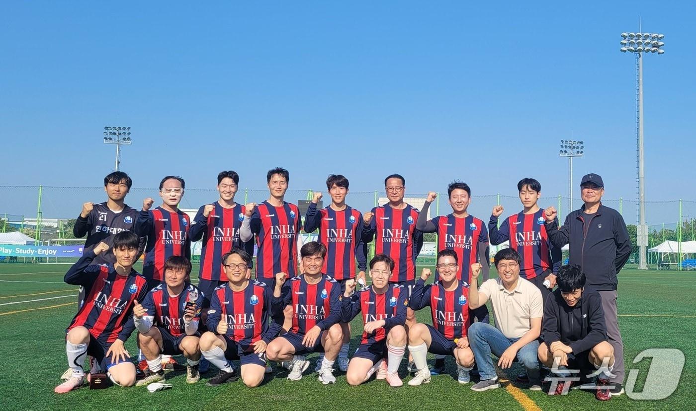 iH배 한마음 축구대회에 참여한 인하대교수팀.(인하대 제공. 재배포 및 DB금지)2025.6.5/뉴스1