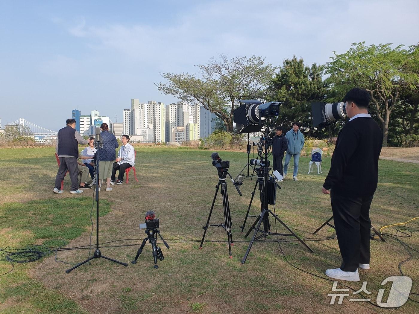 본문 이미지 - 부산 수영구 도모헌에서 아지트 시즌 3 촬영이 진행되고 있다.(부산문화회관 제공. 재판매 및 DB 금지)
