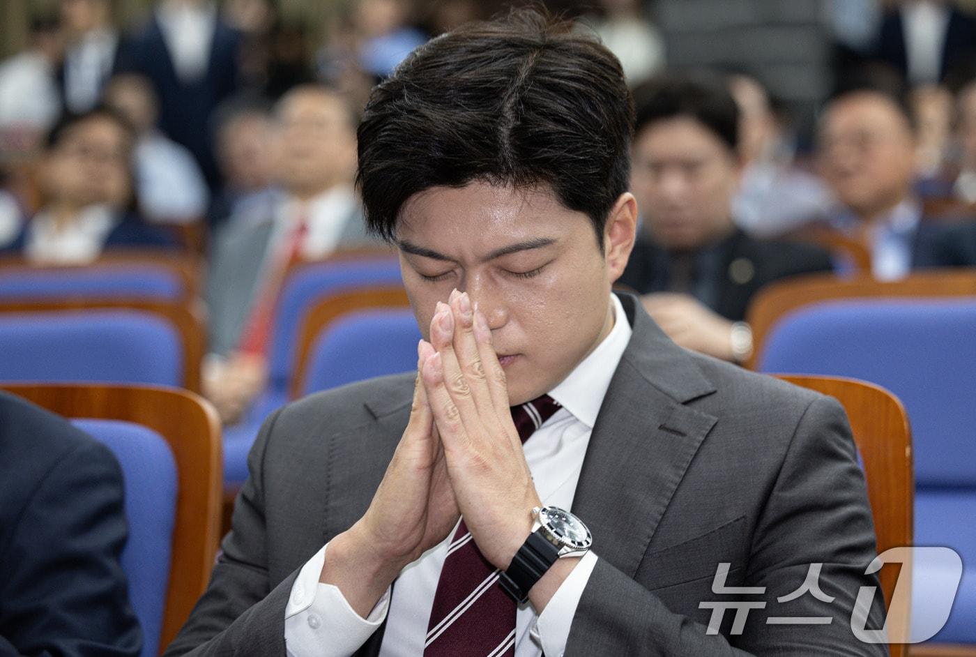 김용태 국민의힘 비상대책위원장이 5일 오전 서울 여의도 국회에서 열린 의원총회에서 생각에 잠겨 있다. 2025.6.5/뉴스1 ⓒ News1 이재명 기자