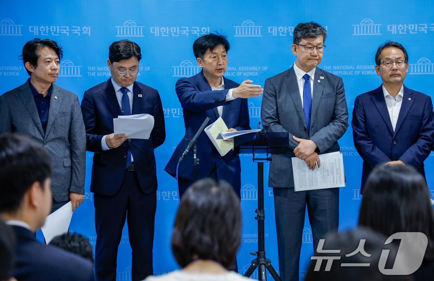 오기형 더불어민주당 대한민국 주식시장 활성화 TF 단장을 비롯한 의원들이 5일 서울 여의도 국회 소통관에서 상법 개정안 재추진 관련 기자회견을 마친 뒤 취재진 질문에 답하고 있다. 2025.6.5/뉴스1 ⓒ News1 안은나 기자