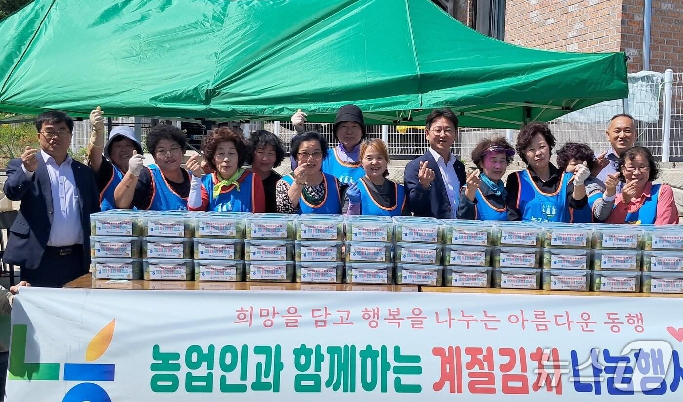 충북 진천농협 농가주부모임은 5일 농협진천군지부, 진천농협과 함께 진천읍 민호농장에서 오이소박이를 담가 저소득층과 소외계층 농업인 200여 가정에 전달했다.(농협진천군지부 제공, 재판매 및 DB금지)/뉴스1