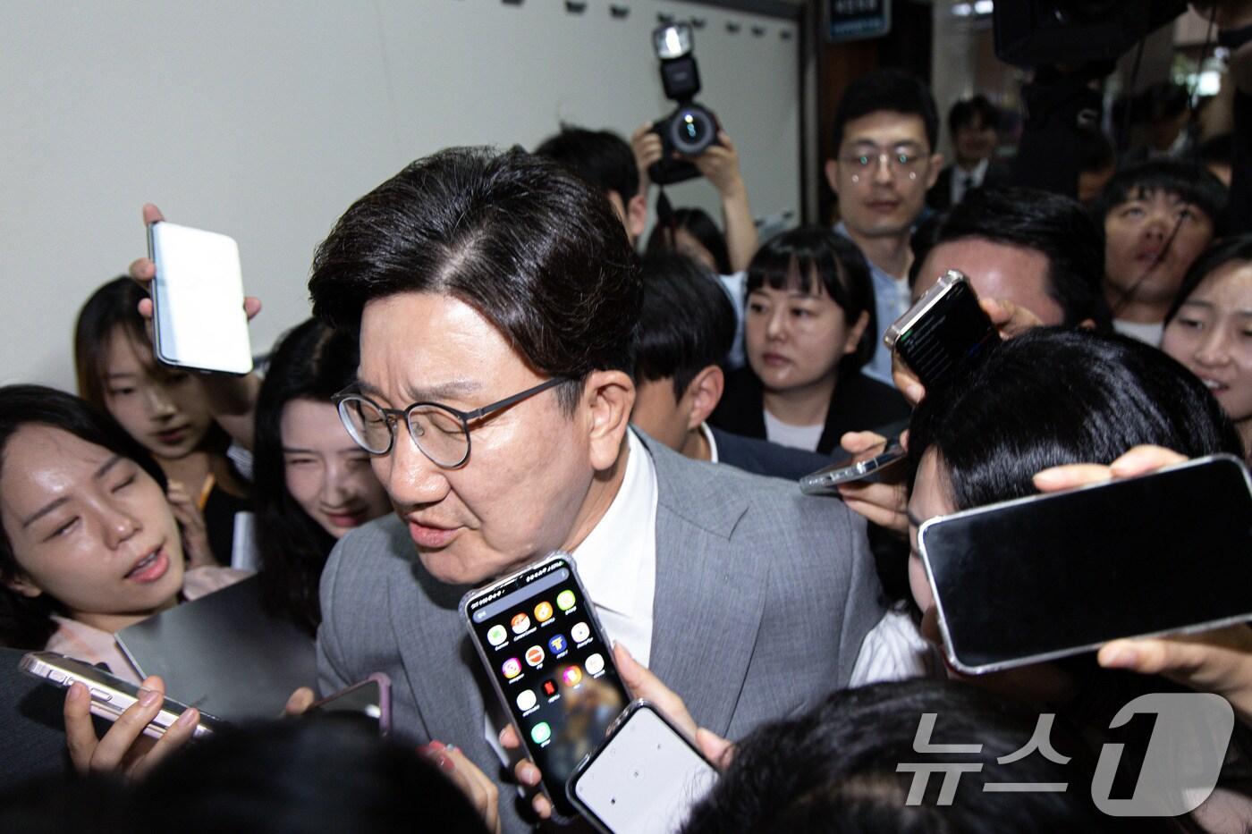 권성동 국민의힘 원내대표가 5일 오전 서울 여의도 국회에서 원내대표실로 향하며 취재진 질문받고 있다. ⓒ News1 이재명 기자