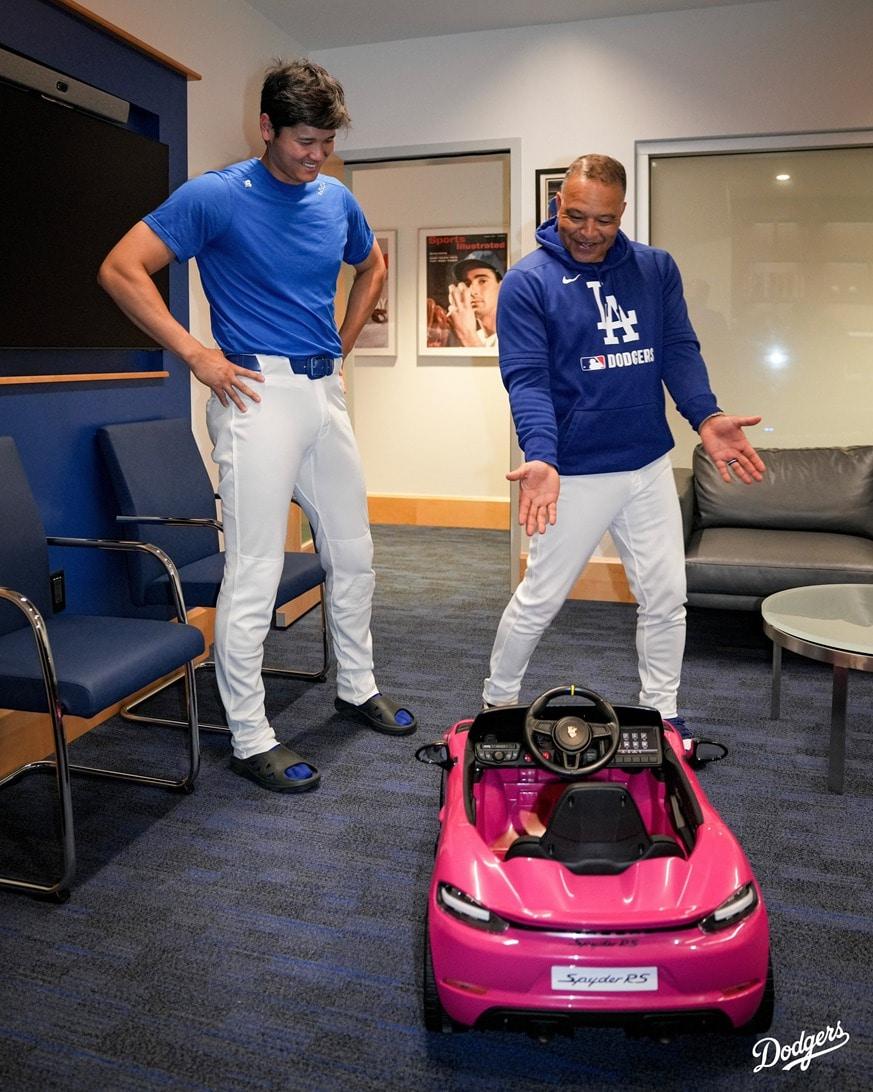 본문 이미지 - 데이브 로버츠 LA 다저스 감독이 5일(한국시간) 오타니 쇼헤이에게 딸을 위한 전동자동차를 선물했다. (LA 다저스 SNS 캡처)