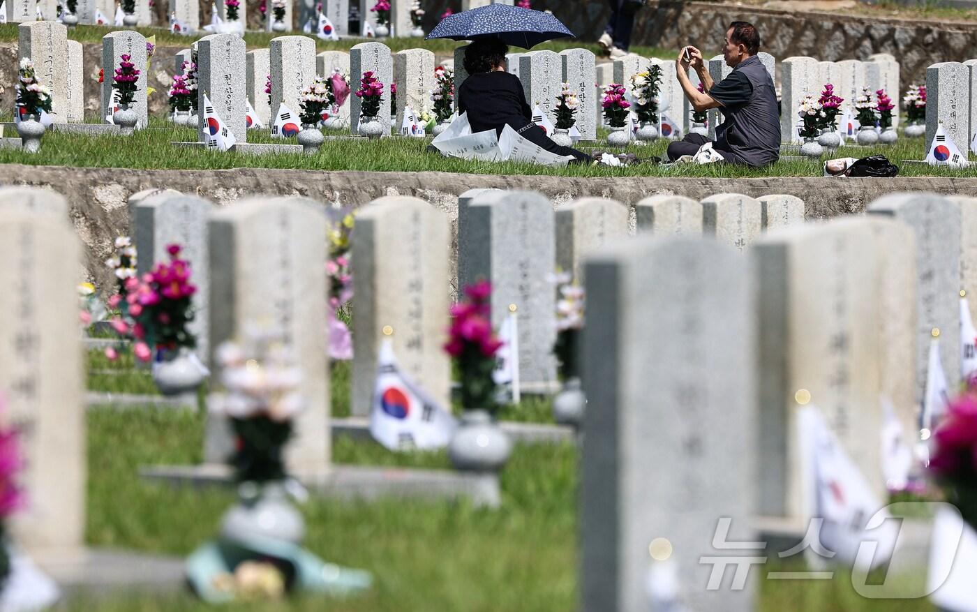 현충일을 하루 앞둔 5일 서울 동작구 국립서울현충원에서 참배객들이 묘역에 참배하고 있다. 2025.6.5/뉴스1 ⓒ News1 김도우 기자