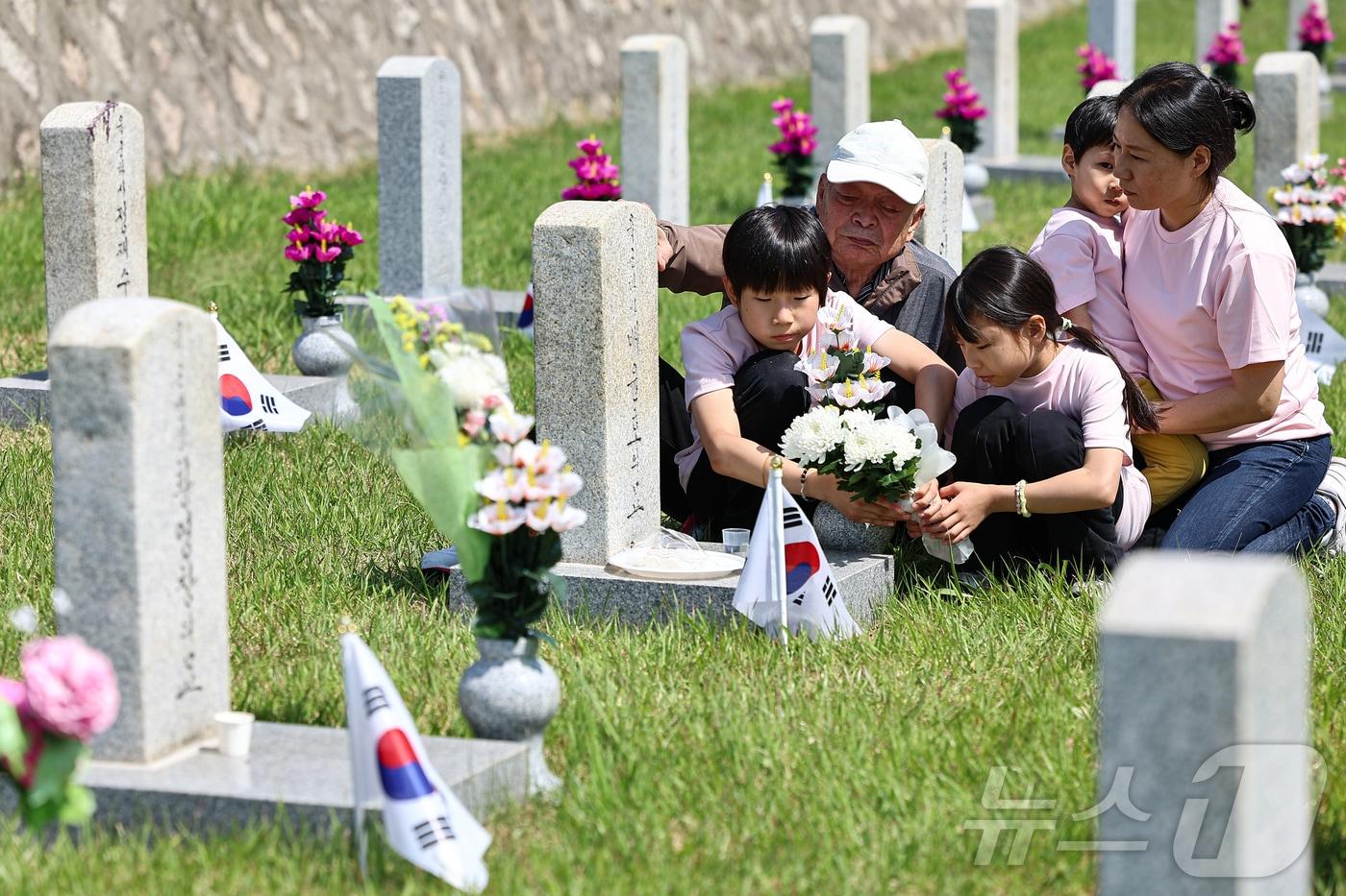 본문 이미지 - 서울 동작구 국립서울현충원에서 참배객들이 묘역에 참배하는 모습. 2025.6.5 ⓒ 뉴스1 김도우 기자