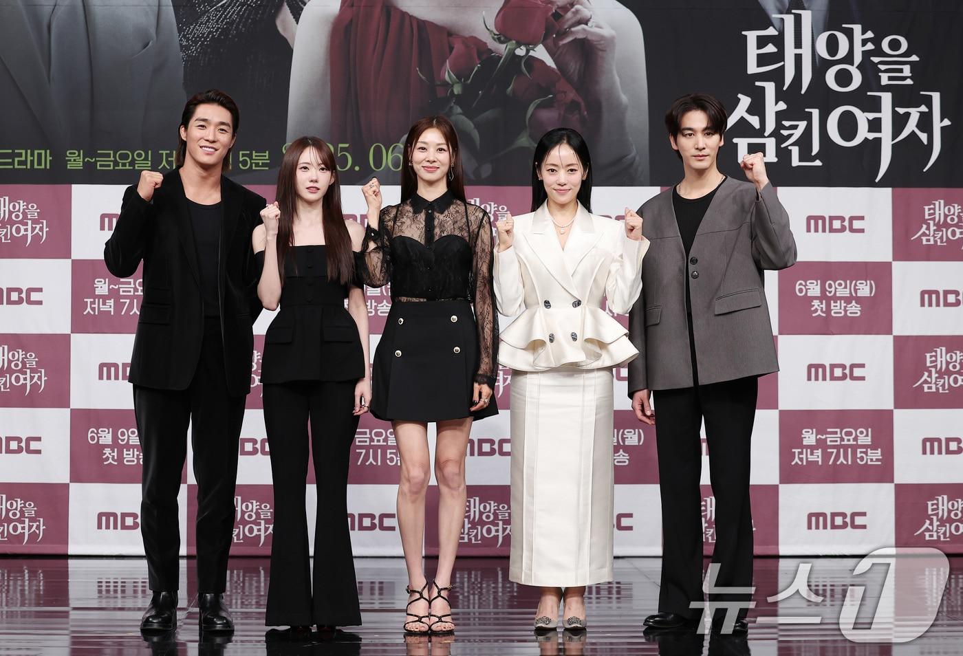 배우 서하준(왼쪽부터), 이루다, 장신영, 윤아정, 오창석이 5일 서울 마포구 상암동 MBC 사옥에서 열린 새 일일드라마 '태양을 삼킨 여자' 제작발표회에서 포즈를 취하고 있다. '태양을 삼킨 여자'는 피해자가 가해자로 둔갑한 세상에서 하나뿐인 딸의 이름으로 재벌가에 맞선 한 여자의 처절한 복수극을 그린 작품으로 오는 9일 첫 방송된다. ⓒ News1 김성진 기자