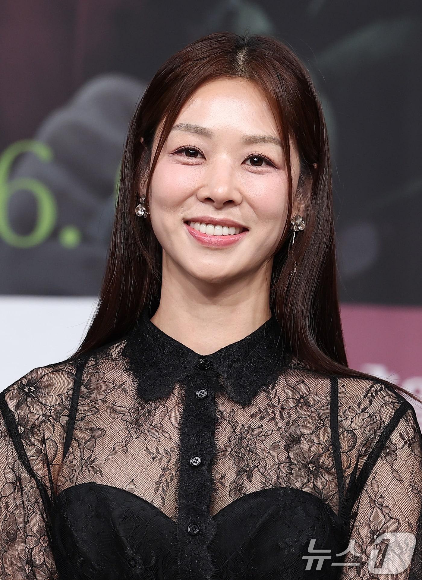 본문 이미지 - 배우 장신영이 5일 서울 마포구 상암동 MBC 사옥에서 열린 새 일일드라마 '태양을 삼킨 여자' 제작발표회에서 포즈를 취하고 있다. '태양을 삼킨 여자'는 피해자가 가해자로 둔갑한 세상에서 하나뿐인 딸의 이름으로 재벌가에 맞선 한 여자의 처절한 복수극을 그린 작품으로 오는 9일 첫 방송된다. ⓒ News1 김성진 기자