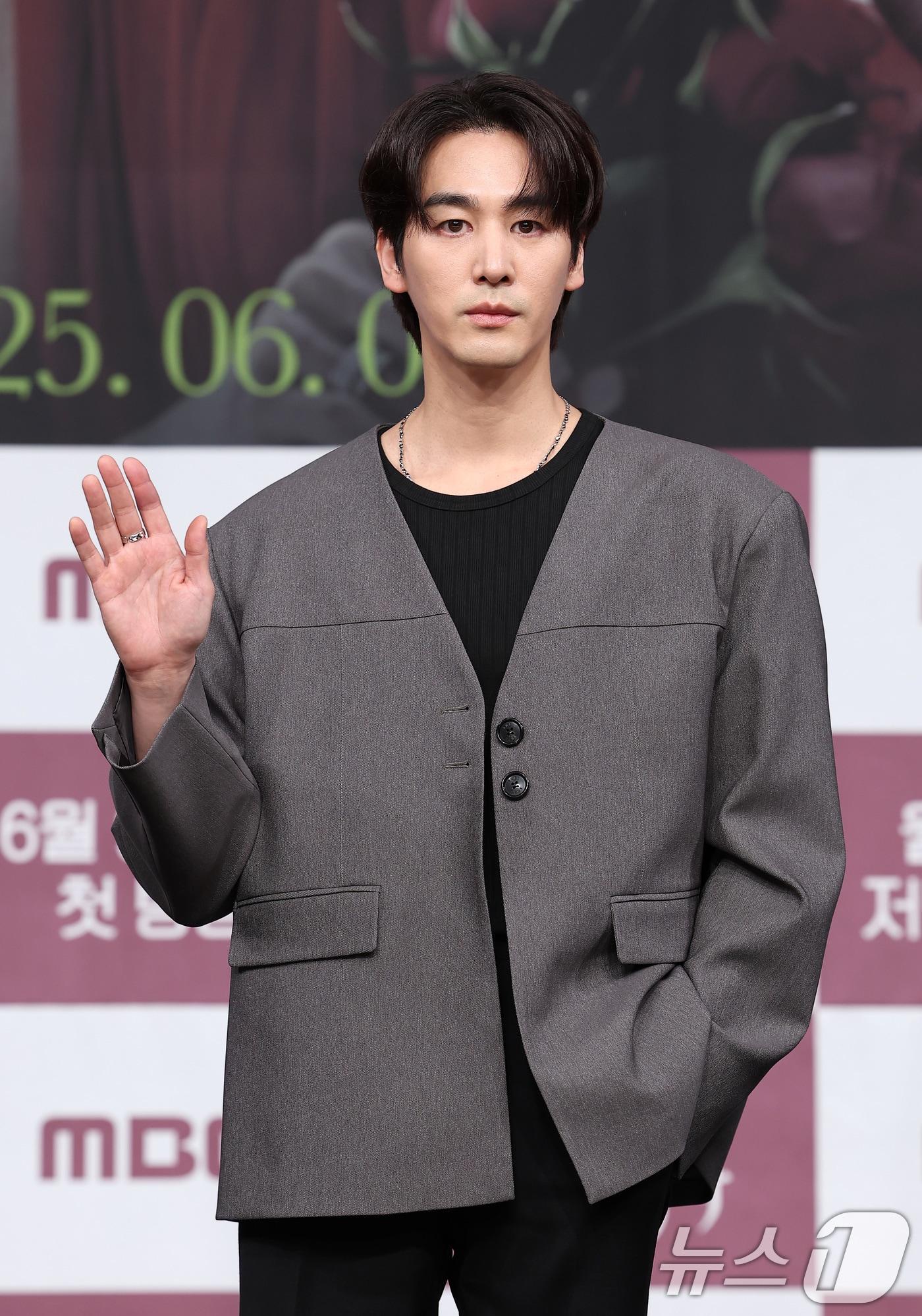 본문 이미지 - 배우 오창석이 5일 서울 마포구 상암동 MBC 사옥에서 열린 새 일일드라마 '태양을 삼킨 여자' 제작발표회에서 포즈를 취하고 있다. '태양을 삼킨 여자'는 피해자가 가해자로 둔갑한 세상에서 하나뿐인 딸의 이름으로 재벌가에 맞선 한 여자의 처절한 복수극을 그린 작품으로 오는 9일 첫 방송된다. 2025.6.5/뉴스1 ⓒ News1 김성진 기자