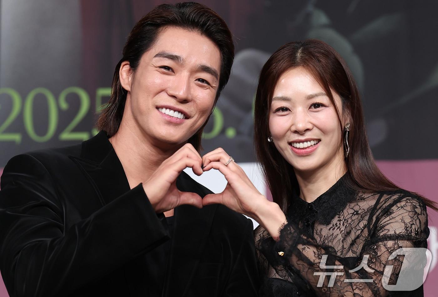 배우 서하준(왼쪽)과 장신영이 5일 서울 마포구 상암동 MBC 사옥에서 열린 새 일일드라마 '태양을 삼킨 여자' 제작발표회에서 포즈를 취하고 있다. '태양을 삼킨 여자'는 피해자가 가해자로 둔갑한 세상에서 하나뿐인 딸의 이름으로 재벌가에 맞선 한 여자의 처절한 복수극을 그린 작품으로 오는 9일 첫 방송된다. 2025.6.5/뉴스1 ⓒ News1 김성진 기자