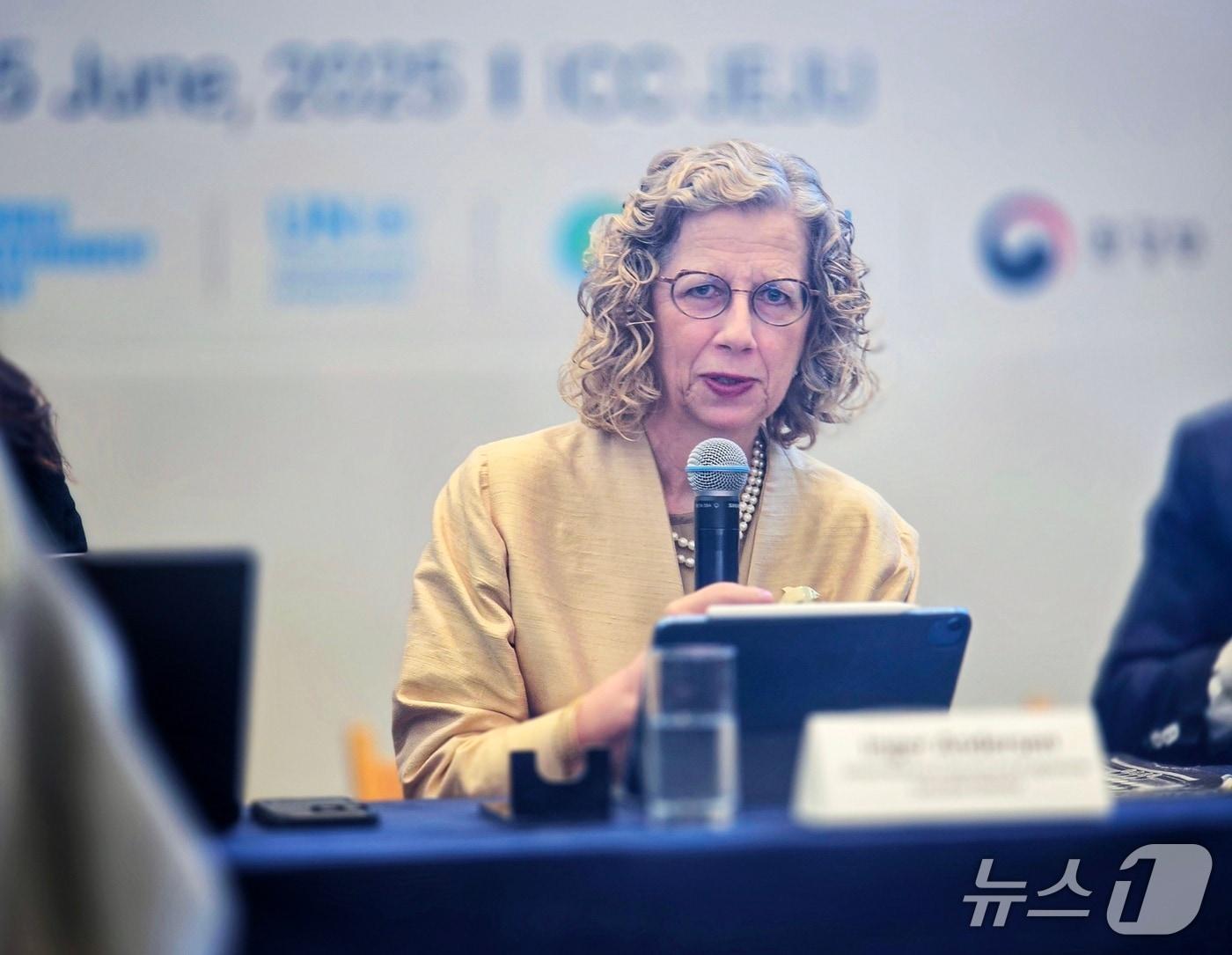 본문 이미지 - 잉거 안데르센 유엔환경계획&#40;UNEP&#41; 사무총장이 5일 제주 서귀포 국제컨벤션센터에서 열린 기자회견에서 뉴스1 질문에 답하고 있다. ⓒ 뉴스1 황덕현 기자