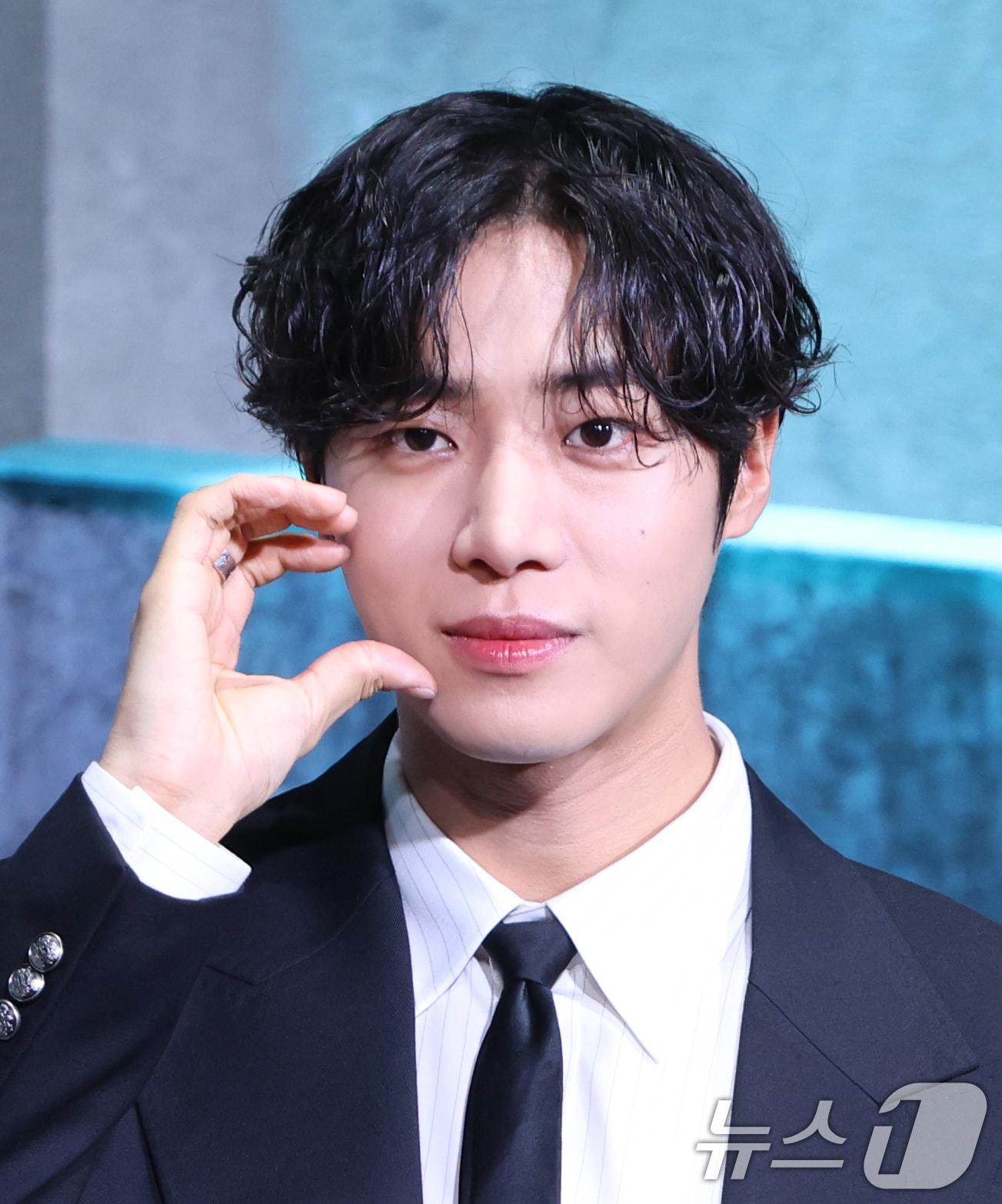 본문 이미지 - 배우 추영우가 5일 오전 서울 중구 장충로 앰버서더 서울 풀만 호텔에서 열린 넷플릭스 '광장' 제작발표회에 참석해 포즈를 취하고 있다. ‘광장’은 스스로 아킬레스건을 자르고 광장 세계를 떠났던 남기준(소지섭)이 조직의 2인자였던 동생 남기석(이준혁)의 죽음으로 11년 만에 돌아와 복수를 위해 그 배후를 파헤치는 누아르 액션으로 오는 6일 첫 공개 예정이다. 2025.6.5/뉴스1 ⓒ News1 권현진 기자