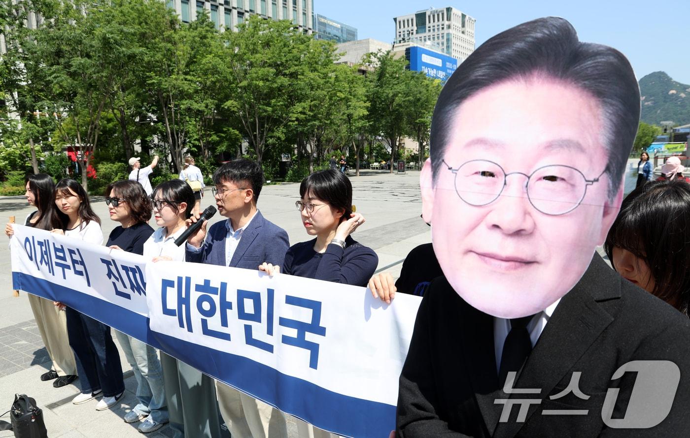 서울 광화문광장에서 환경운동연합 활동가들이 세계환경의 날을 맞아 기후위기 및 생태위기 해결을 위한 새 정부의 환경정책 이행 촉구 기자회견을 하고 있다. 2025.6.5/뉴스1 ⓒ News1 김명섭 기자