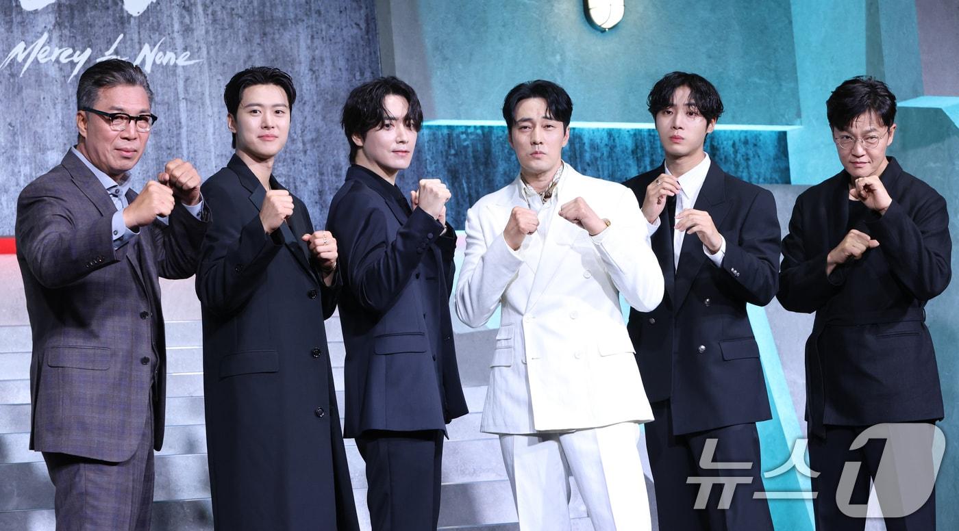 배우 안길강(왼쪽부터)과 공명, 이준혁, 소지섭, 추영우, 조한철이 5일 오전 서울 중구 장충로 앰버서더 서울 풀만 호텔에서 열린 넷플릭스 '광장' 제작발표회에 참석해 포즈를 취하고 있다. ‘광장’은 스스로 아킬레스건을 자르고 광장 세계를 떠났던 남기준(소지섭)이 조직의 2인자였던 동생 남기석(이준혁)의 죽음으로 11년 만에 돌아와 복수를 위해 그 배후를 파헤치는 누아르 액션으로 오는 6일 첫 공개 예정이다. 2025.6.5/뉴스1 ⓒ News1 권현진 기자