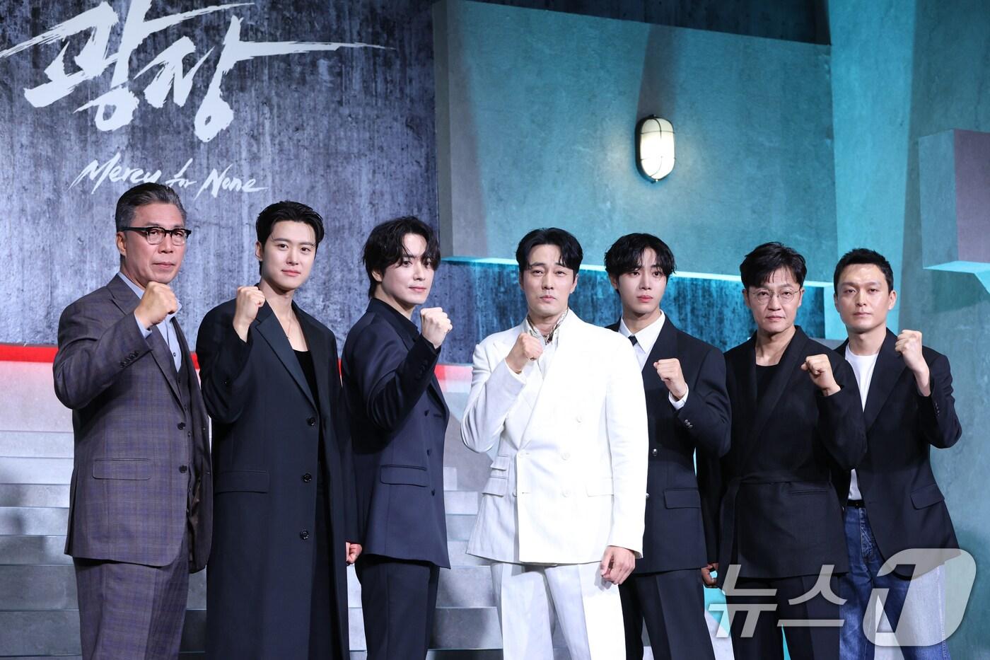 배우 안길강(왼쪽부터)과 공명, 이준혁, 소지섭, 추영우, 조한철, 최성은 감독이 5일 오전 서울 중구 장충로 앰버서더 서울 풀만 호텔에서 열린 넷플릭스 '광장' 제작발표회에 참석해 포즈를 취하고 있다. ‘광장’은 스스로 아킬레스건을 자르고 광장 세계를 떠났던 남기준(소지섭)이 조직의 2인자였던 동생 남기석(이준혁)의 죽음으로 11년 만에 돌아와 복수를 위해 그 배후를 파헤치는 누아르 액션으로 오는 6일 첫 공개 예정이다. 2025.6.5/뉴스1 ⓒ News1 권현진 기자