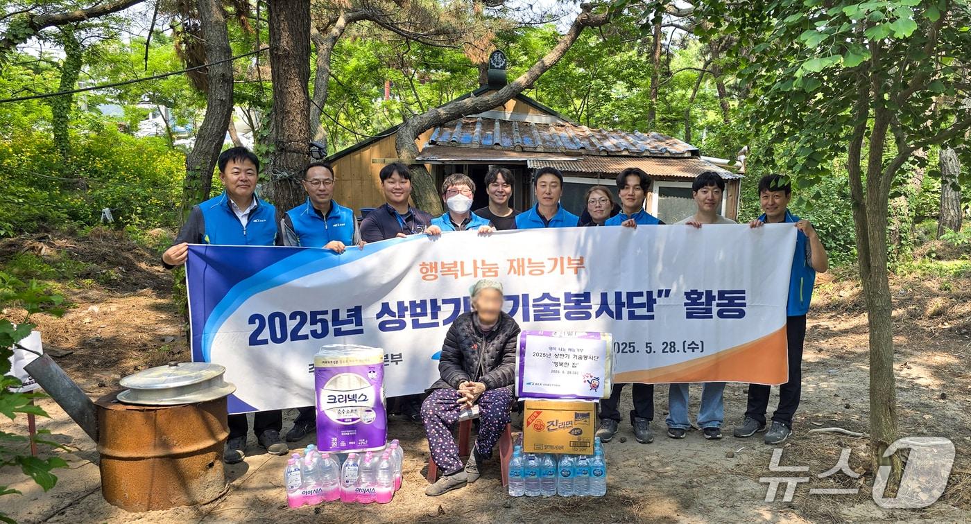 5월 28일 공항철도 관계자들이 인천 중구 내 취약계층의 주거환경 개선 활동을 한 후 기념사진을 촬영하고 있다. (공항철도 제공.재판매 및 DB금지)/뉴스1