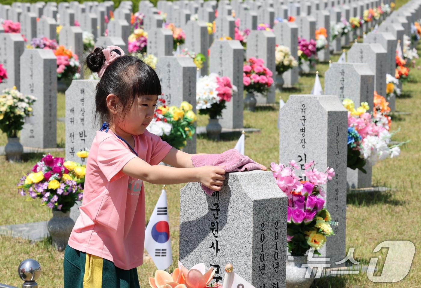 현충일을 하루 앞둔 5일 대전 유성구 국립대전현충원에서 어린이집 원생들이 추모를 마치고 묘비를 닦고 있다. 2025.6.5/뉴스1 ⓒ News1 김기태 기자