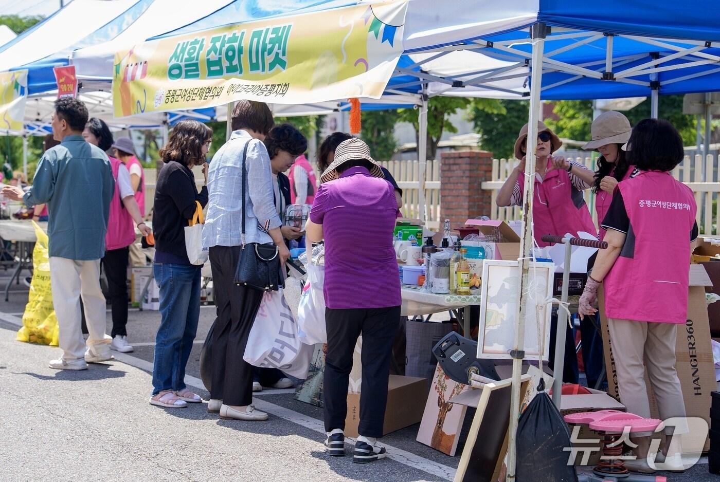 충북 증평군여성단체협의회(회장 박명숙)는 5일 증평여성회관 일원에서 자원 재사용과 나눔 문화 확산을 위한 '우리 함께 아나바다! 자원순환마켓'을 열었다.(증평군 제공, 재판매 및 DB금지)/뉴스1