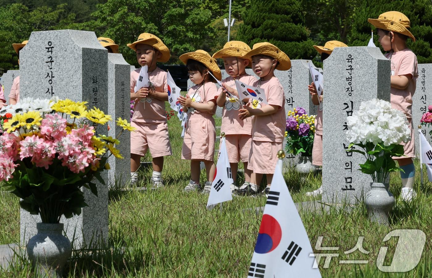 현충일을 하루 앞둔 5일 대전 유성구 국립대전현충원에서 어린이집 원생들이 참배하고 있다. 2025.6.5/뉴스1 ⓒ News1 김기태 기자