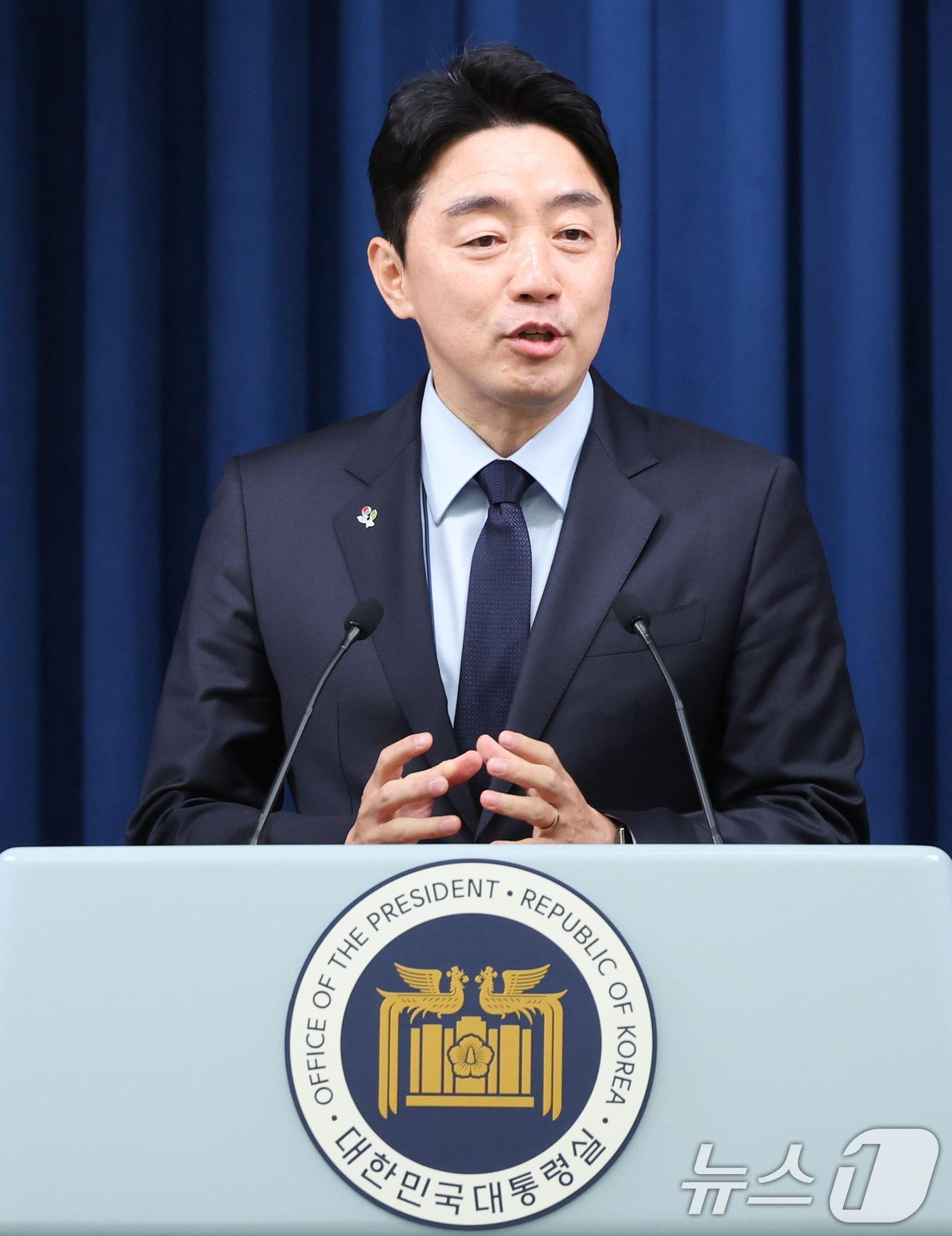 본문 이미지 - 강훈식 대통령 비서실장이 5일 서울 용산구 대통령실 청사 브리핑룸에서 출입기자들과 만나 발언하고 있다. 2025.6.5/뉴스1 ⓒ News1 허경 기자