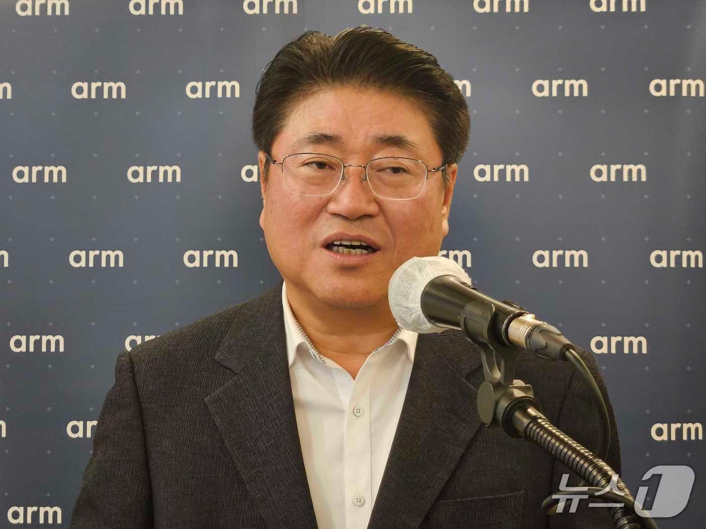 본문 이미지 - 황선욱 Arm코리아 사장이 6일 서울 중구 프레지던트 호텔에서 열린 기자간담회에서 발언하고 있다.(Arm코리아 제공)