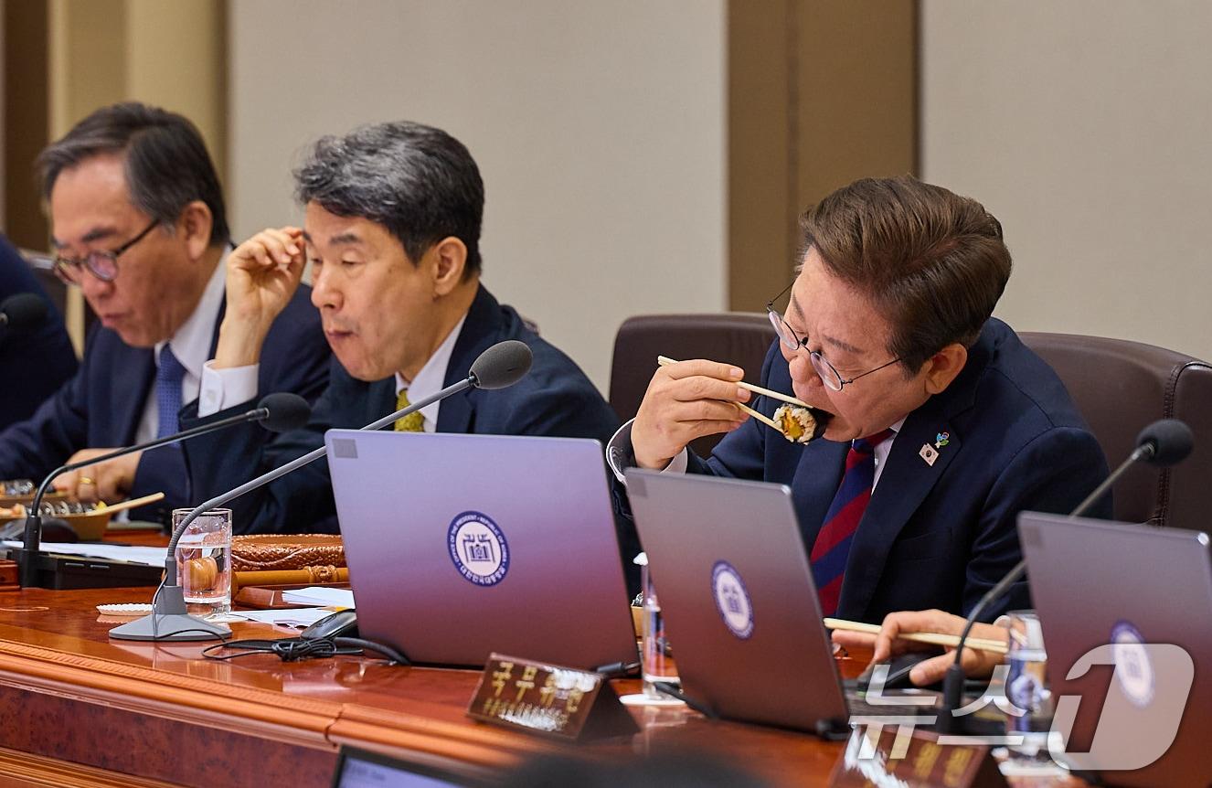 본문 이미지 - 이재명 대통령이 5일 서울 용산구 대통령실 청사에서 열린 국무회의 중 점심으로 김밥을 먹고 있다. &#40;대통령실 제공. 재판매 및 DB 금지&#41; 2025.6.5/뉴스1 ⓒ News1 허경 기자