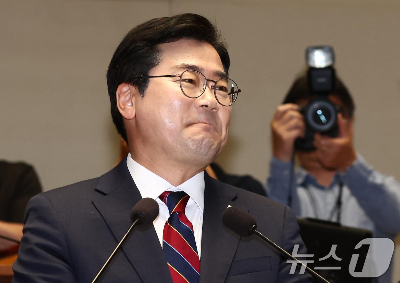 박찬대 더불어민주당 대표 직무대행 겸 원내대표가 5일 서울 여의도 국회에서 열린 의원총회에서 발언 중 동료 의원들이 원내대표직 수행에 수고했다며 박수를 보내자 울컥한 표정을 짓고 있다. 2025.6.5/뉴스1 ⓒ News1 김민지 기자