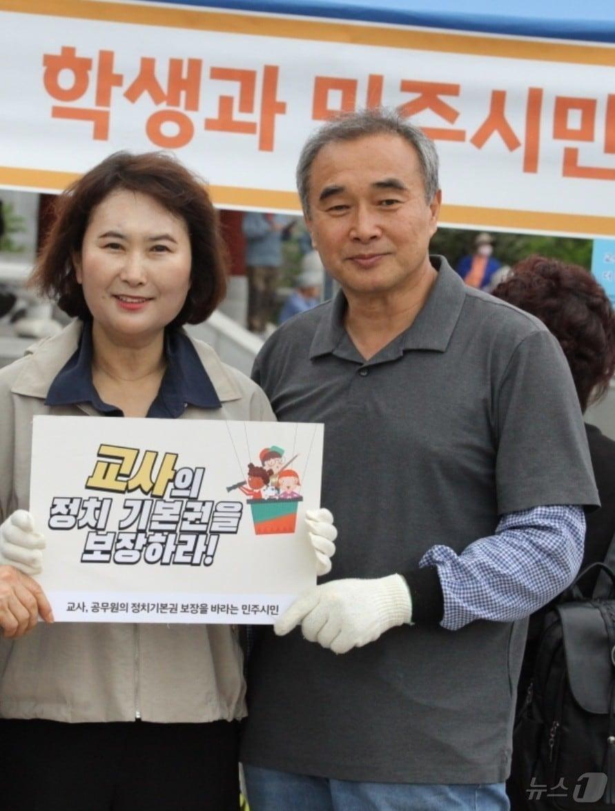 본문 이미지 - 이재남 광주 평동초 교장(오른쪽)이 윤석열 탄핵 집회에서 붕어빵을 굽다 응원하러 온 오경미 광주 두암중 교장과 사진을 찍고 있다.(광주교사노조 제공. 재배포 및 DB 금지) 2025.6.5/뉴스1